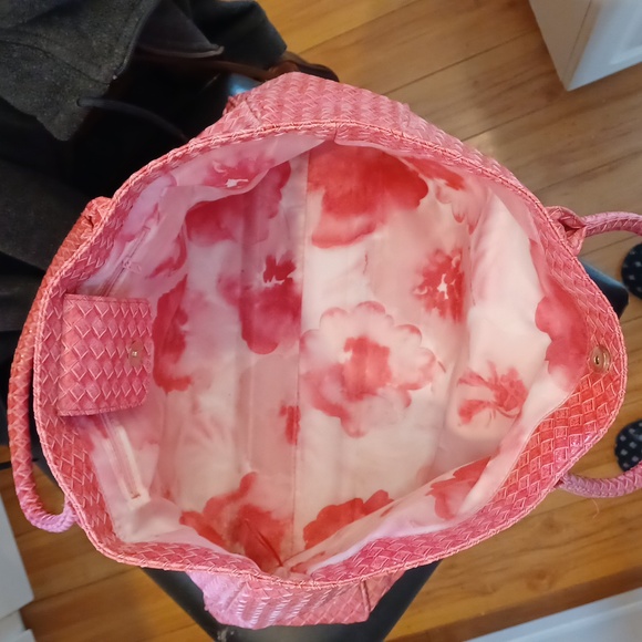 Pink oversized tote with snap strap closure and inside zipper compartment - Picture 4 of 5